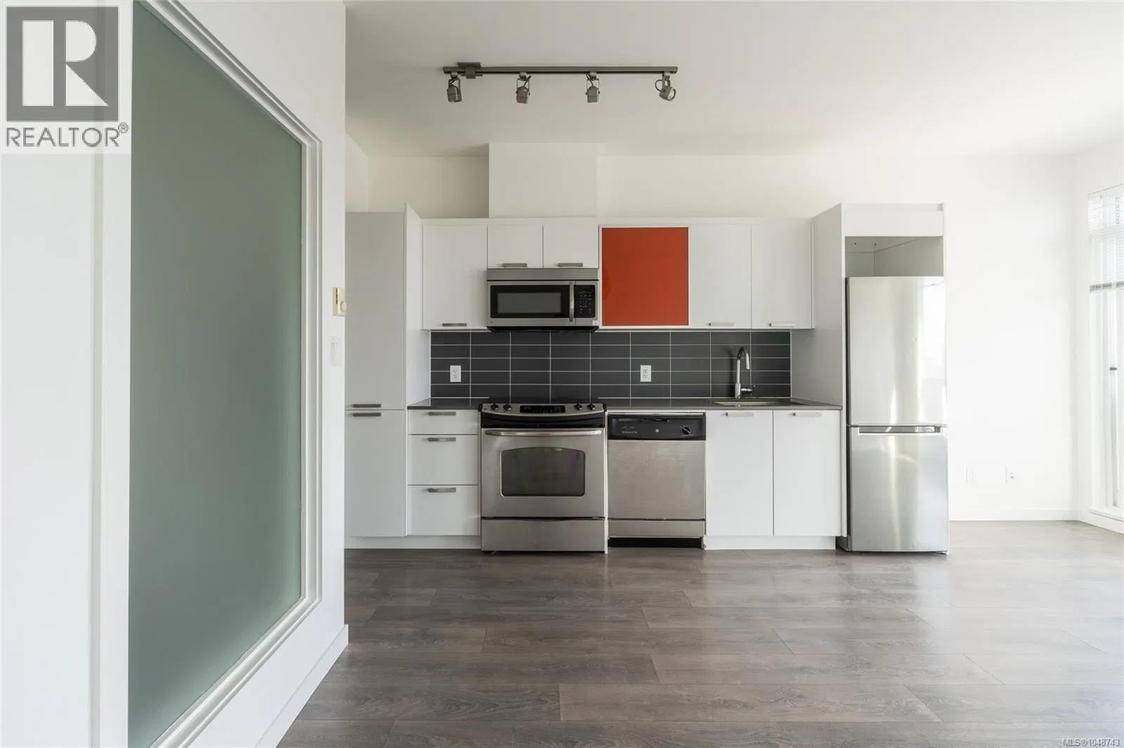 Photo 4 of 27 at #510 – 517 Fisgard Street
