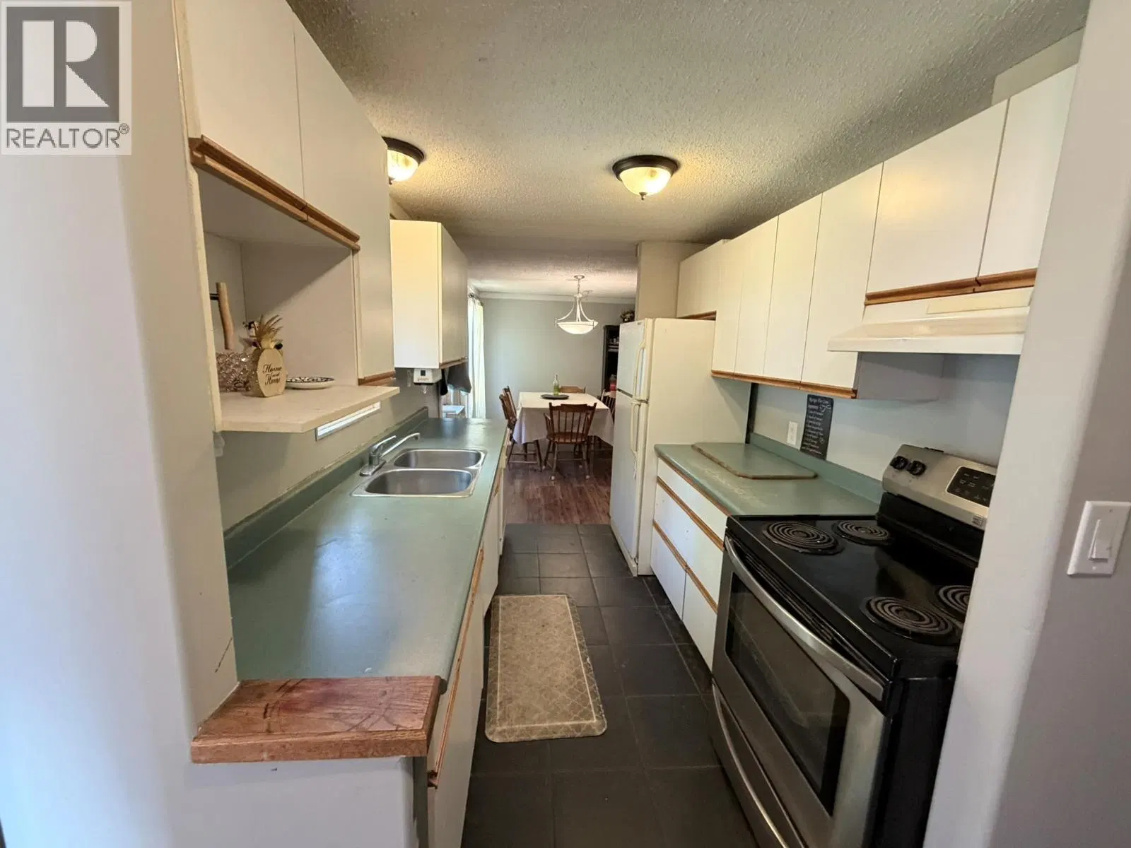Photo 3 of 30 at 591 DAVIDSON Crescent
