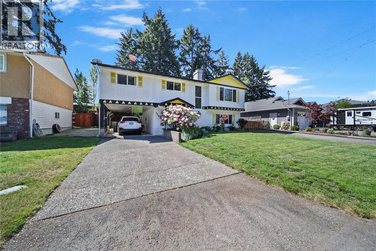 Photo 3 of 36 at 3950 Dunsmuir Street