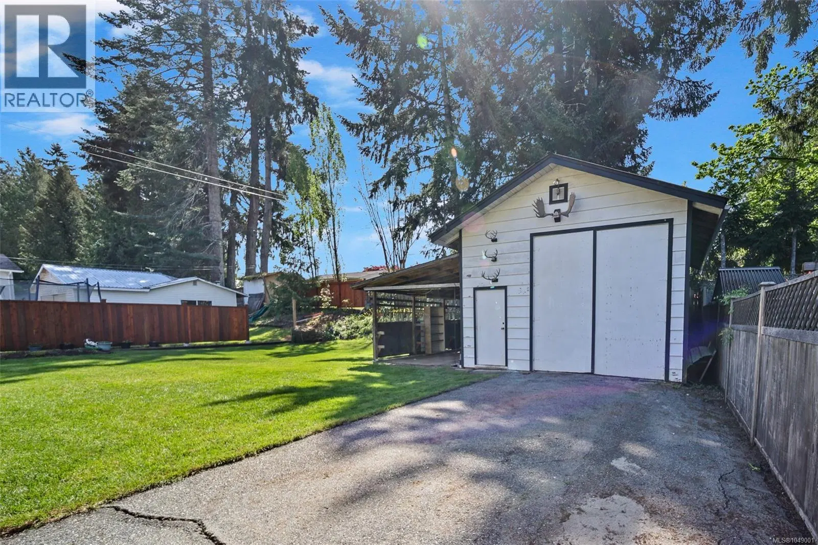 Photo 5 of 36 at 3950 Dunsmuir Street