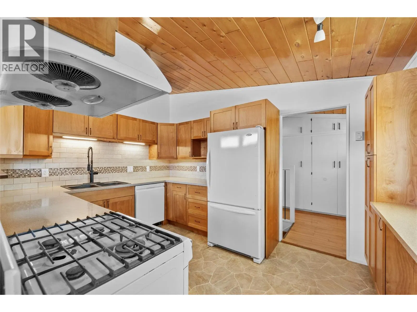 Photo 5 of 59 at 803 Cariboo Crescent