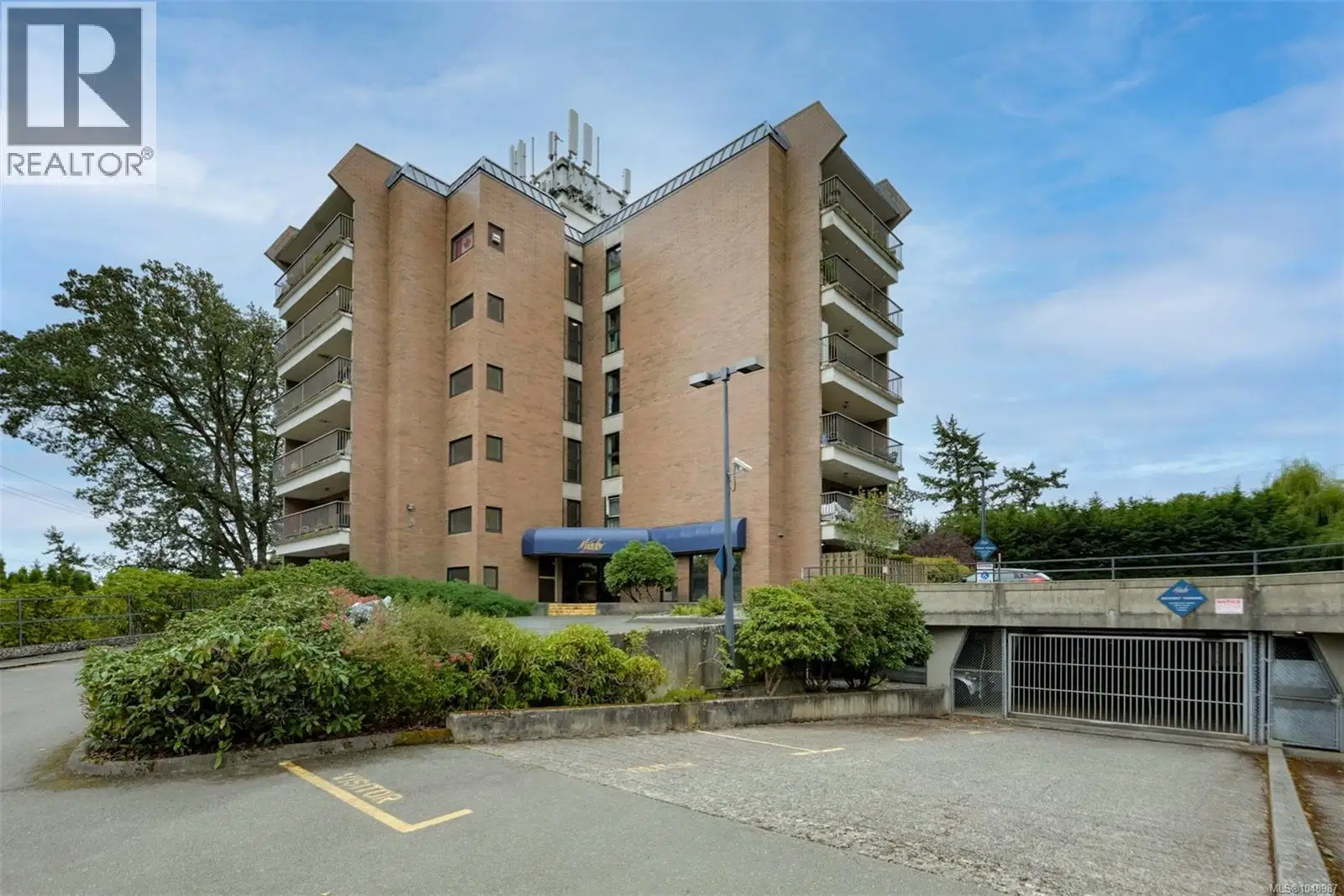 #201 – 4030 Quadra Street