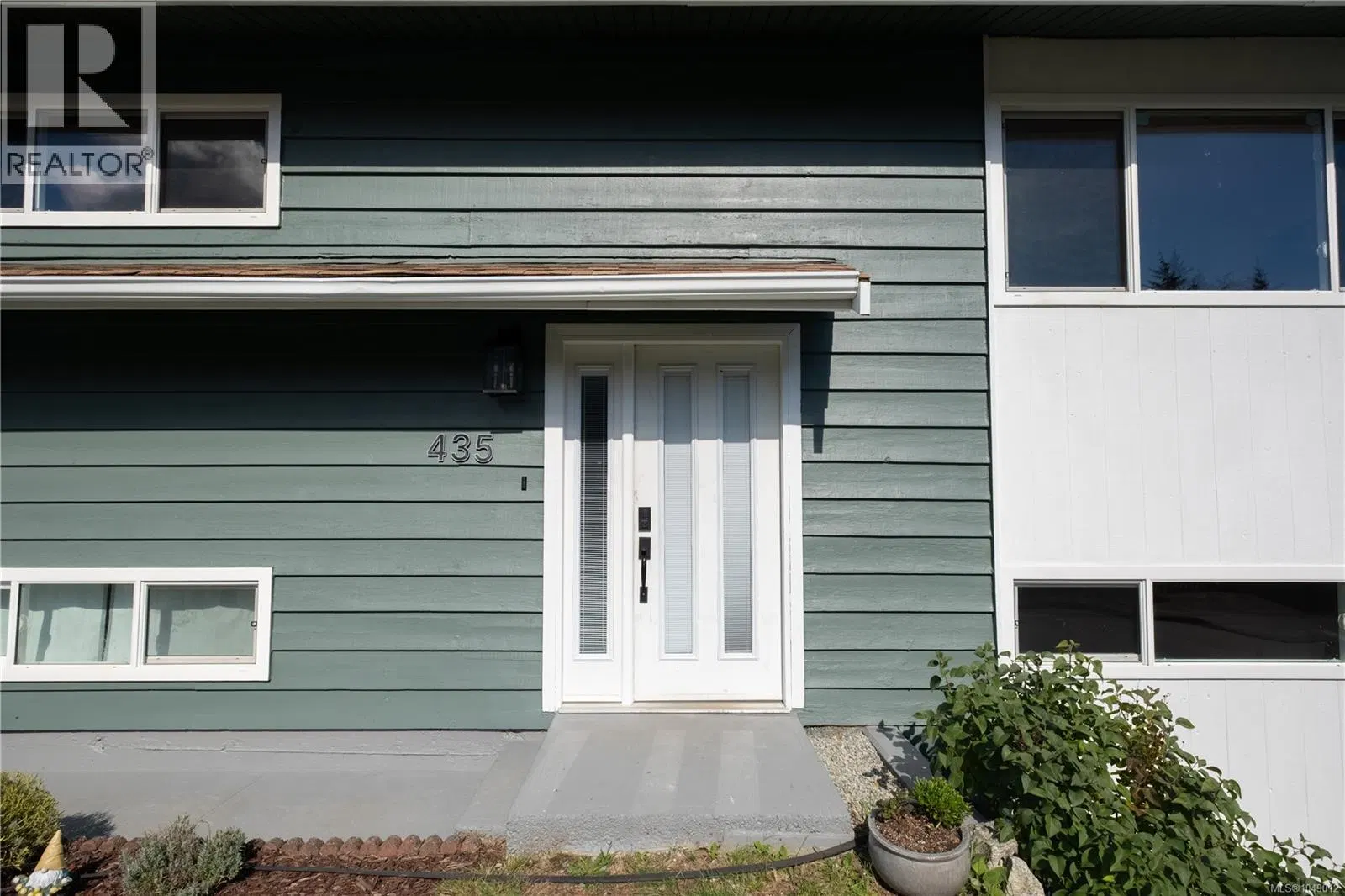 Photo 2 of 29 at 435 CEDAR Crescent