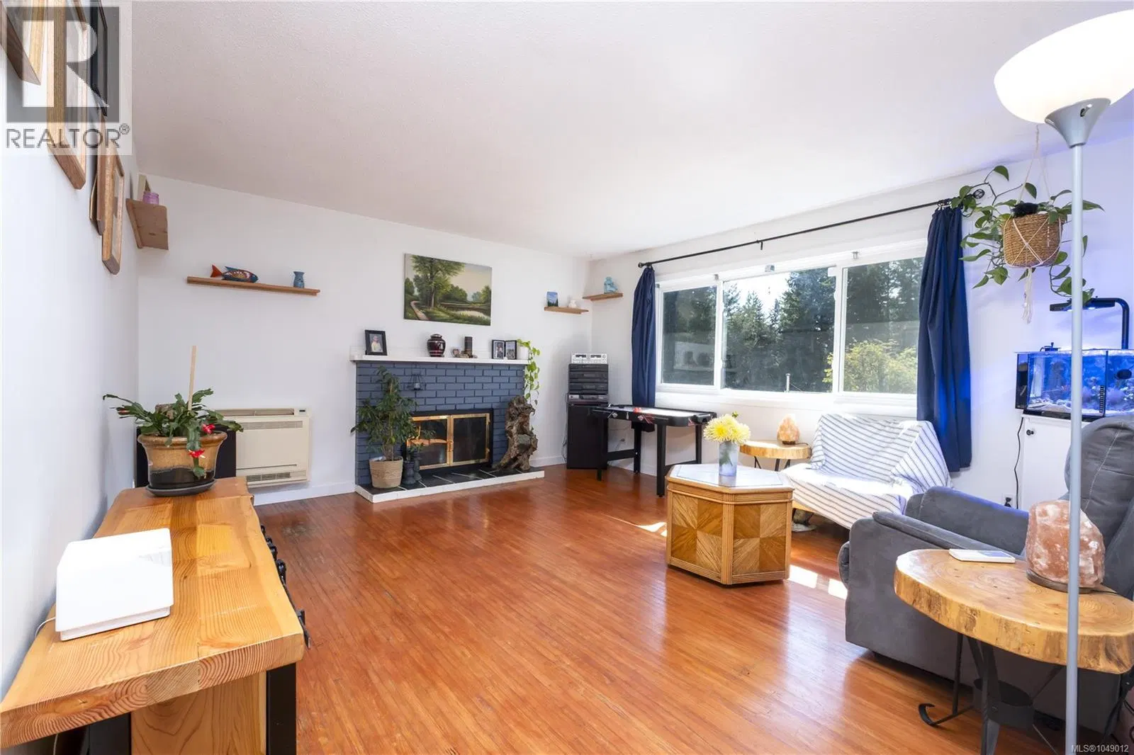 Photo 3 of 29 at 435 CEDAR Crescent