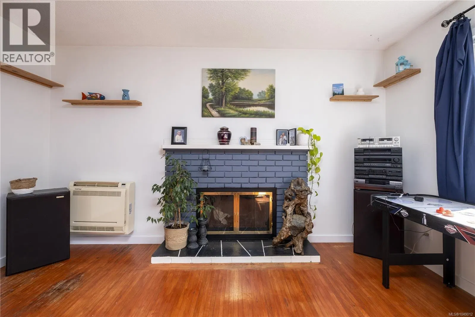 Photo 4 of 29 at 435 CEDAR Crescent