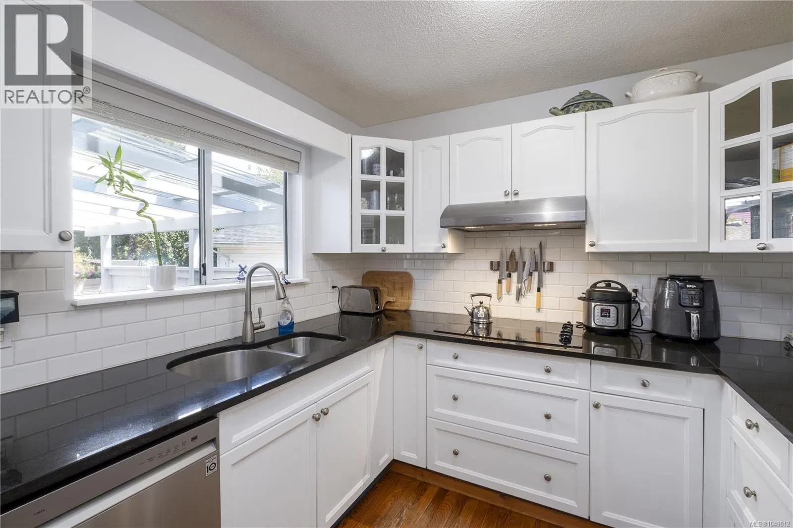 Photo 5 of 29 at 435 CEDAR Crescent