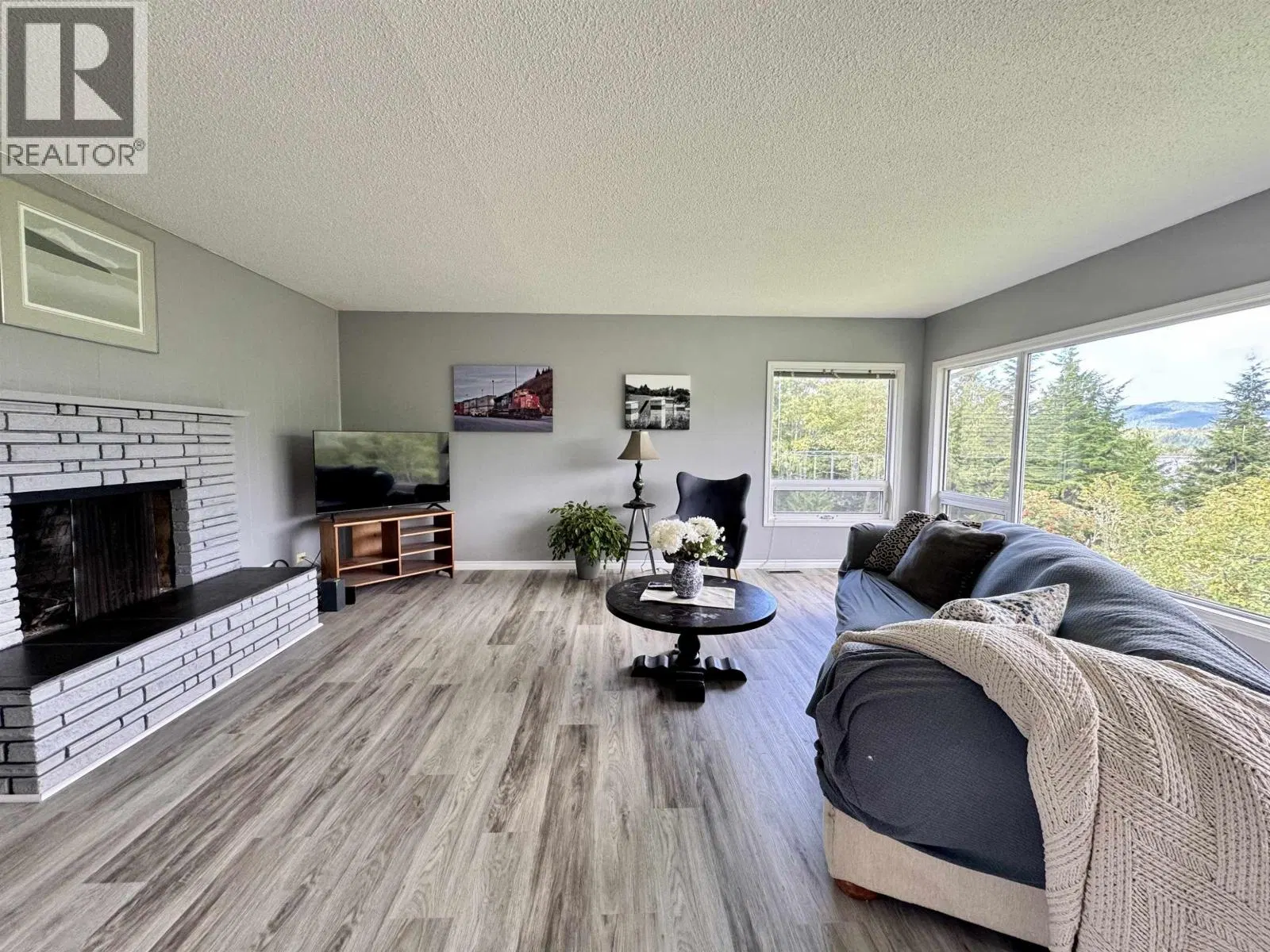 Photo 4 of 38 at 707 4TH Avenue