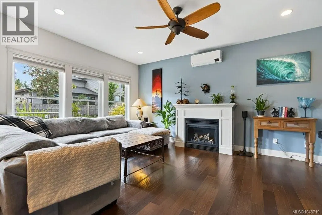 Photo 4 of 47 at 2581 Kendal Avenue