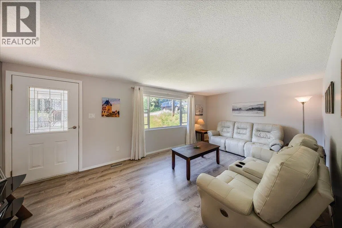 Photo 5 of 60 at 1618 Victoria Avenue