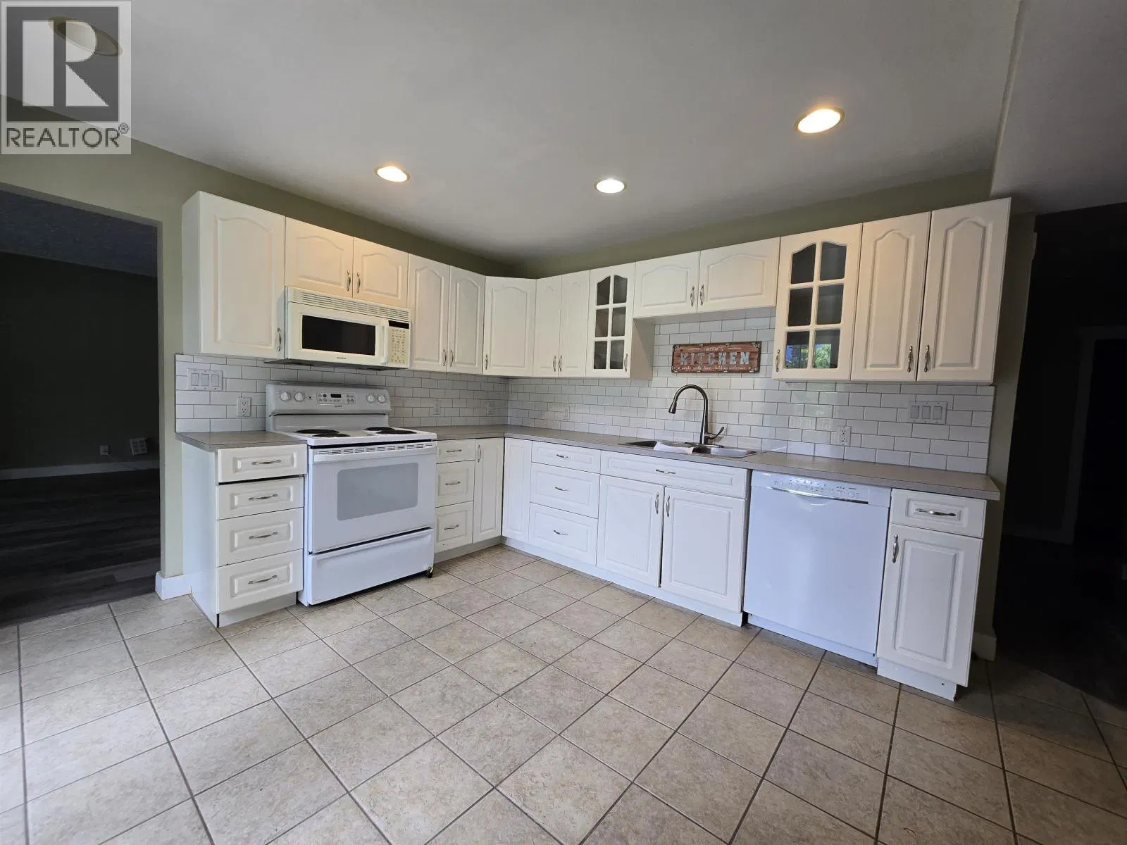 Photo 3 of 12 at 1417 CORMORANT Avenue