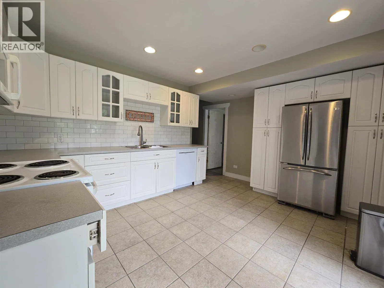 Photo 4 of 12 at 1417 CORMORANT Avenue