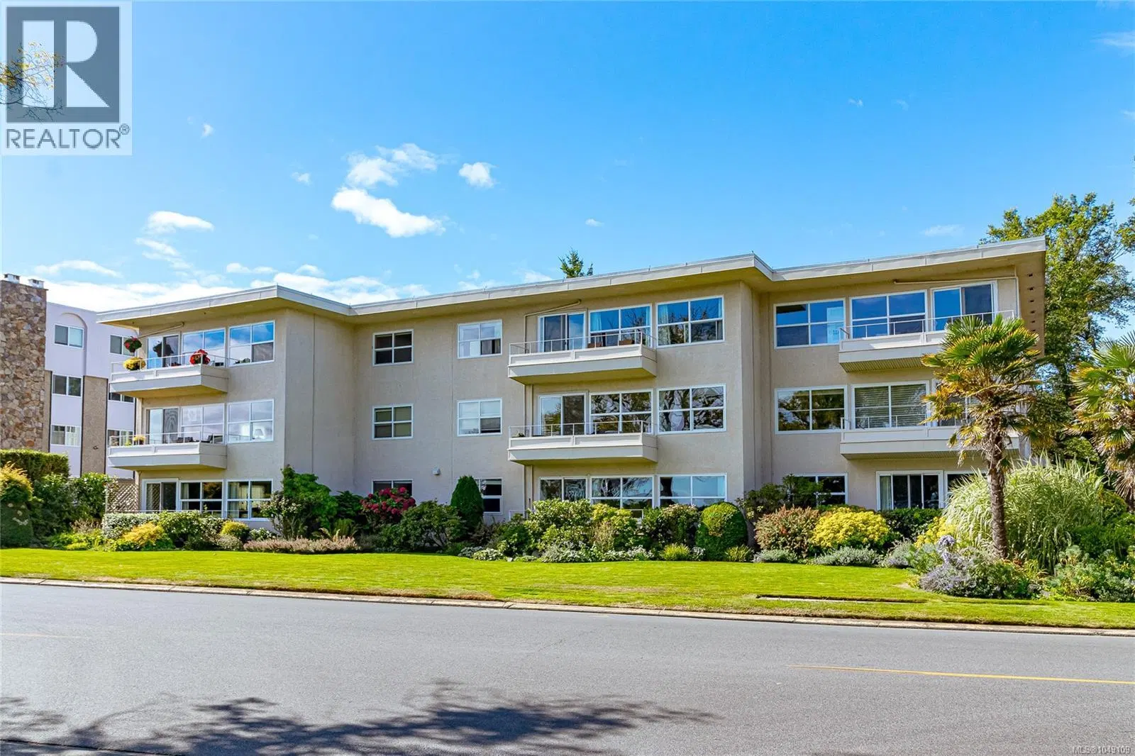 Photo 2 of 34 at #102 – 1318 Beach Drive
