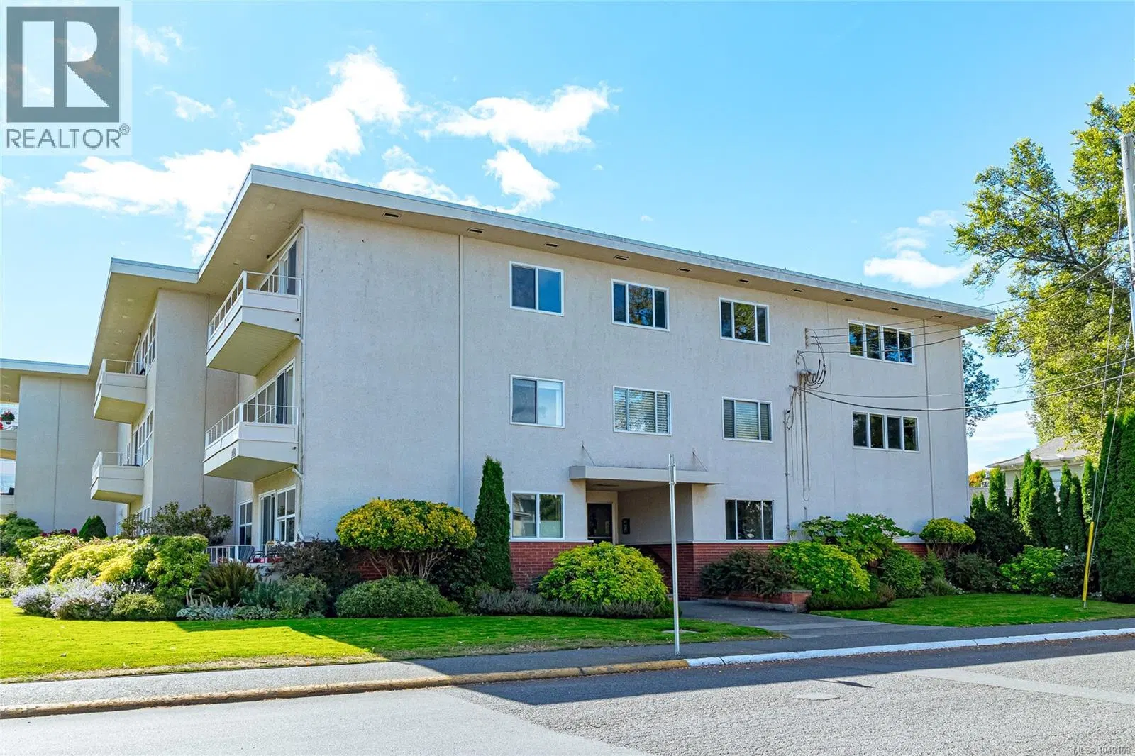 Photo 3 of 34 at #102 – 1318 Beach Drive