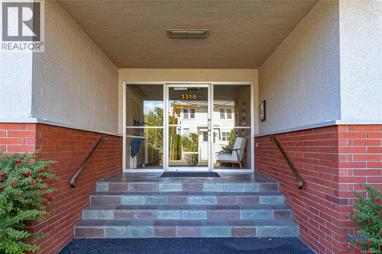 Photo 4 of 34 at #102 – 1318 Beach Drive