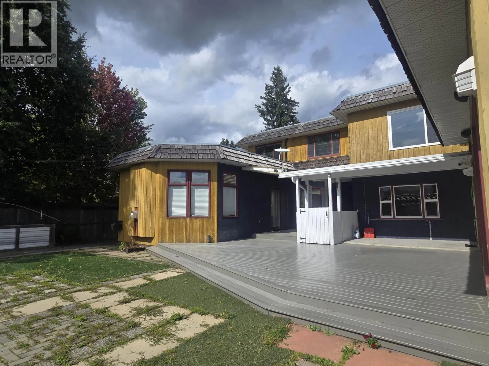 Photo 3 of 38 at 2550 LAURIER Crescent