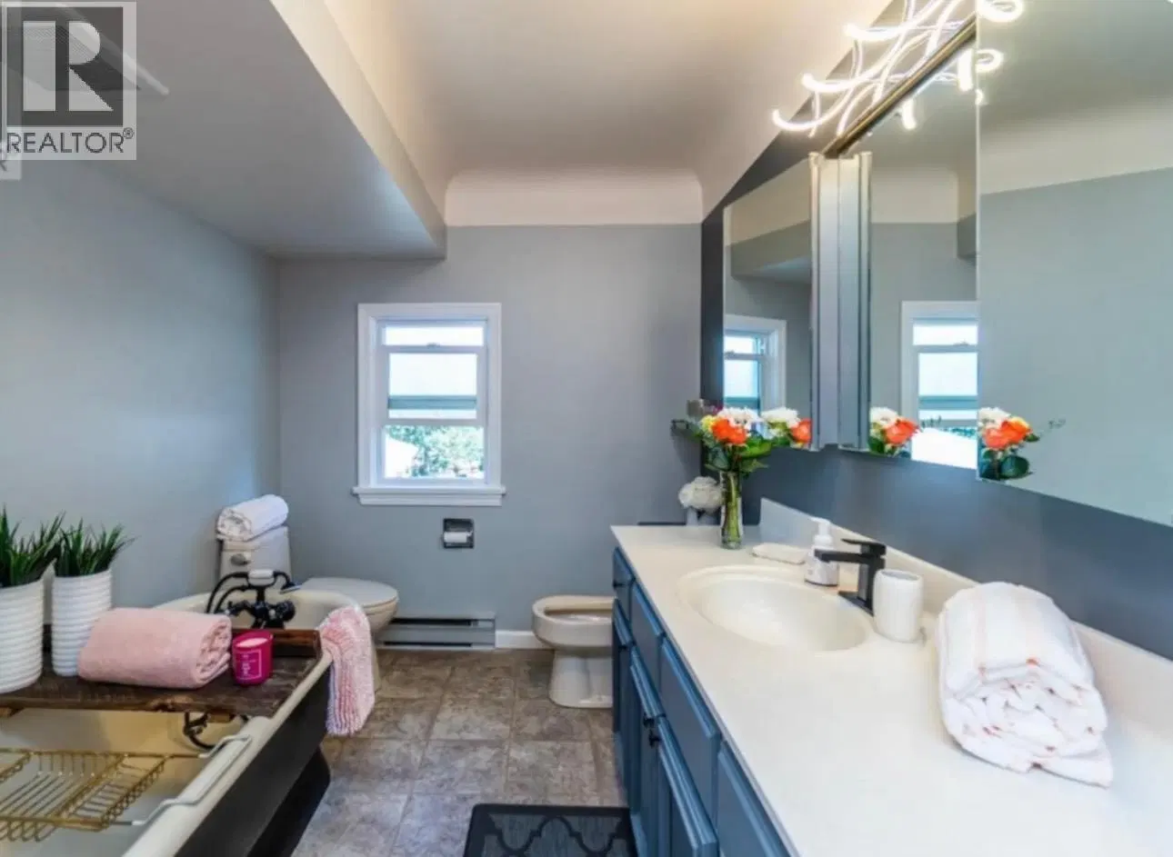 Photo 5 of 38 at 2550 LAURIER Crescent