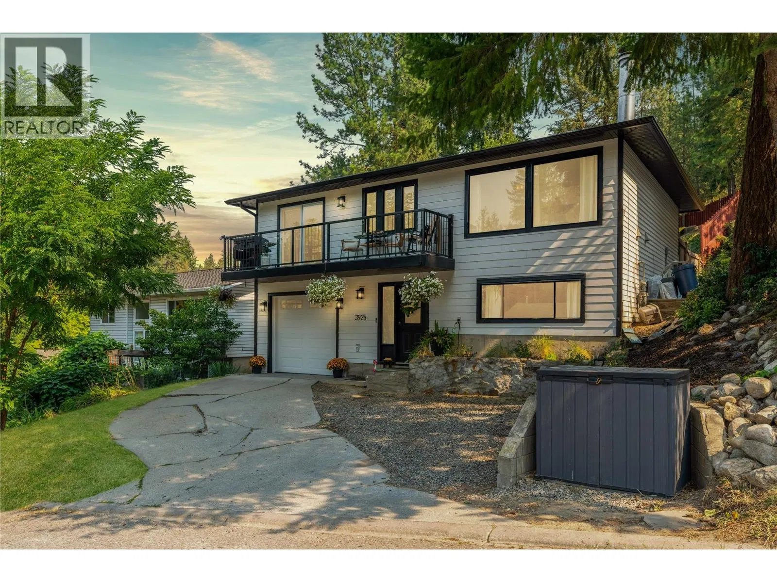 Photo 2 of 57 at 3925 Highland Park Crescent