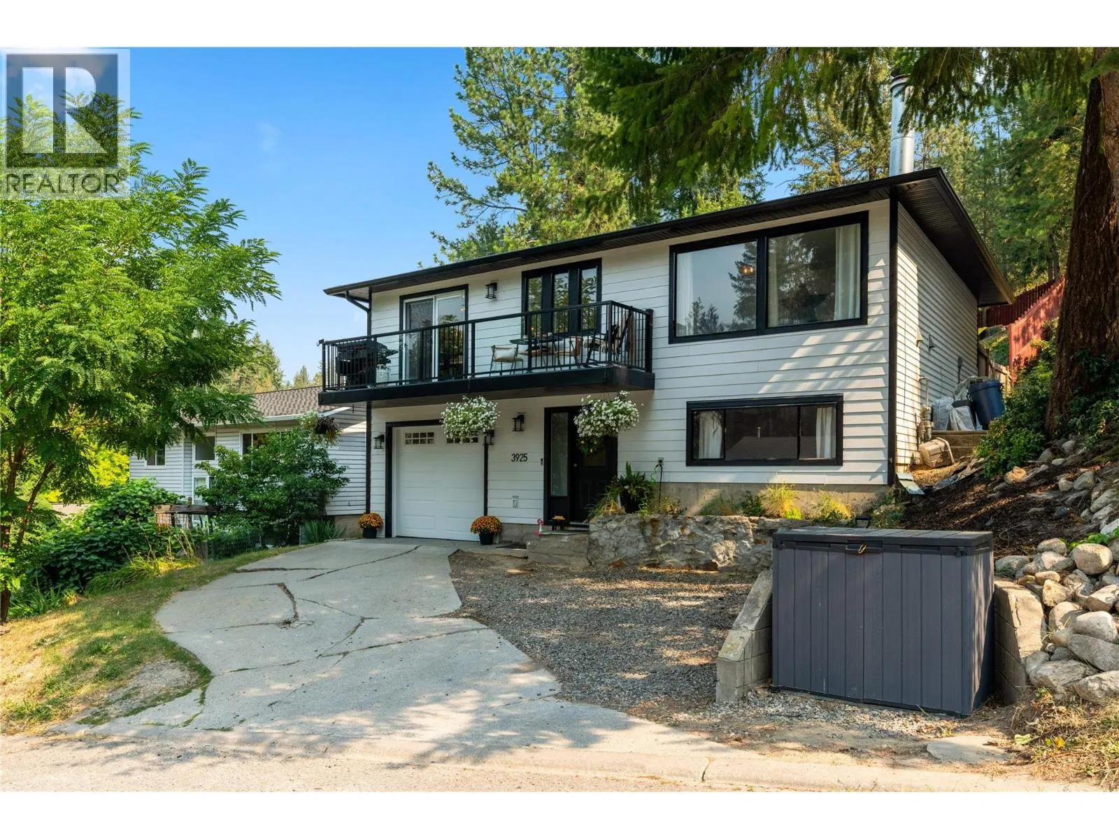 Photo 3 of 57 at 3925 Highland Park Crescent