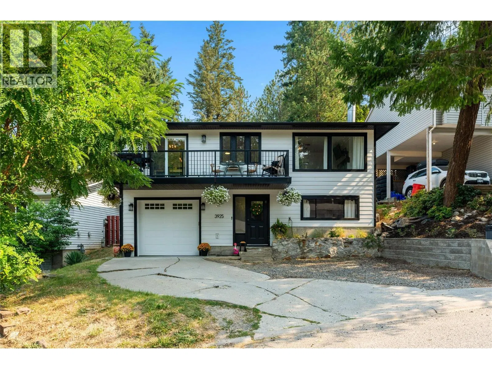 Photo 4 of 57 at 3925 Highland Park Crescent