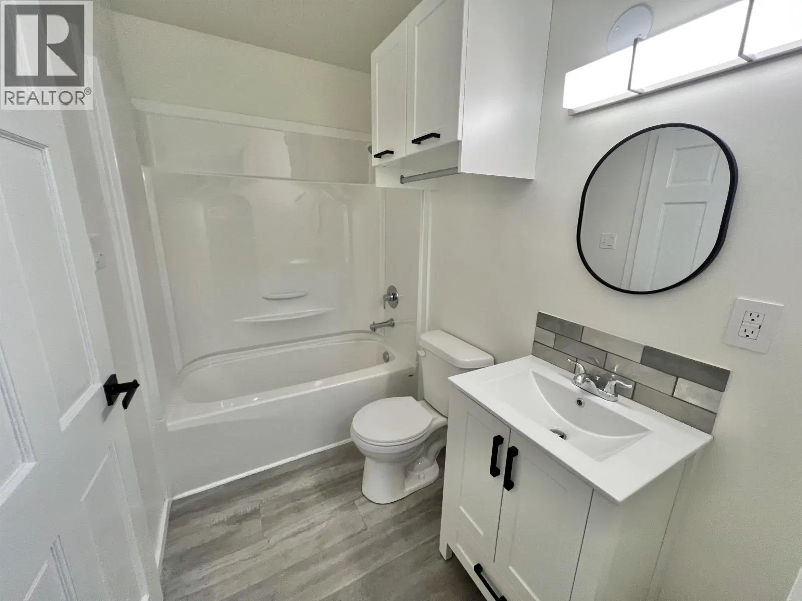 Photo 3 of 13 at 813 LOTBINIERE Street
