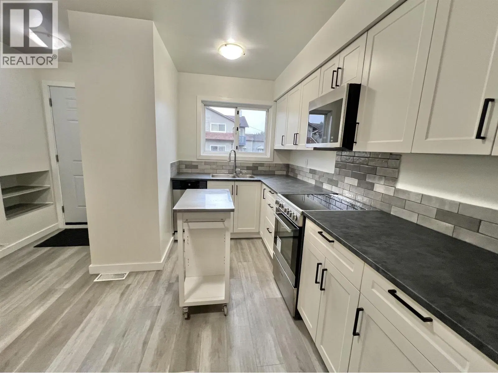 Photo 4 of 13 at 813 LOTBINIERE Street