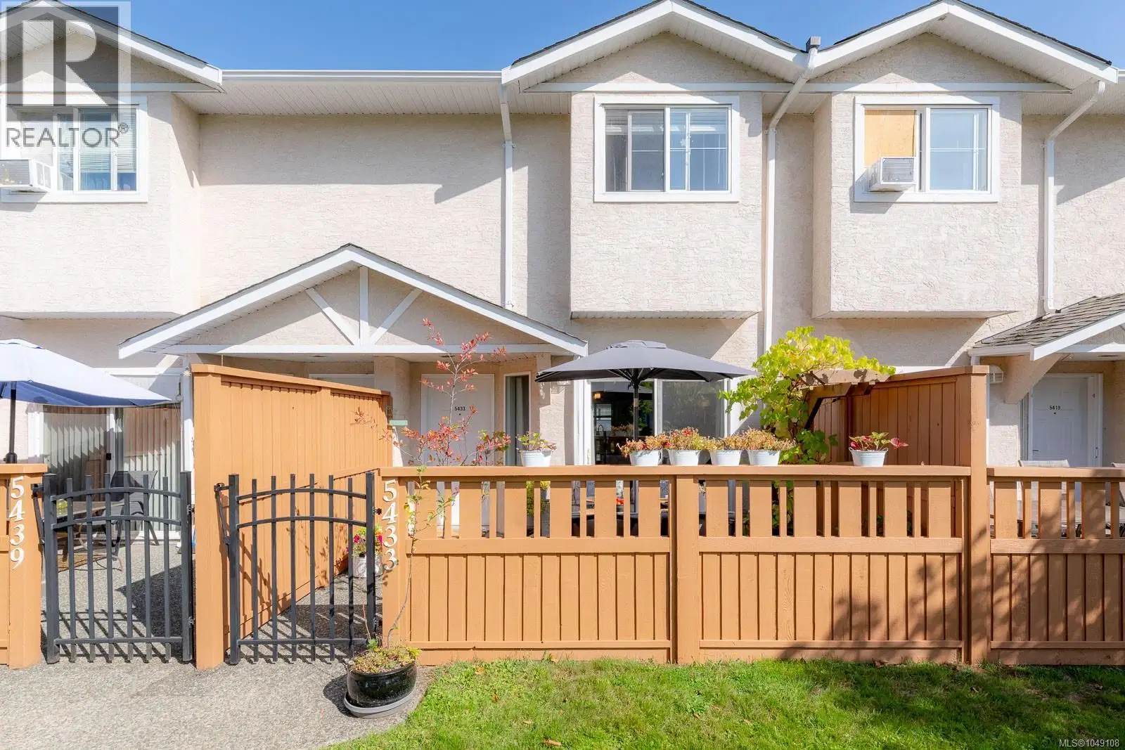 5433 Woodland Crescent