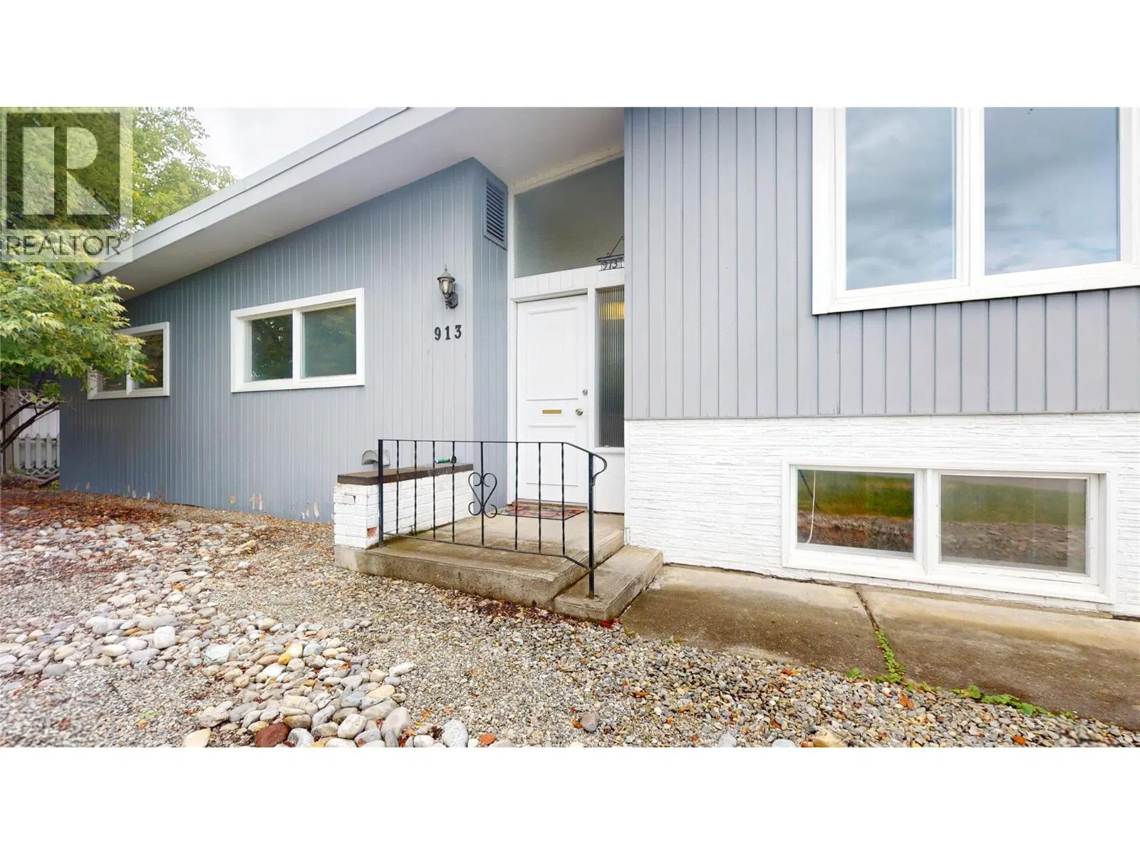 Photo 3 of 41 at 913 9th Street