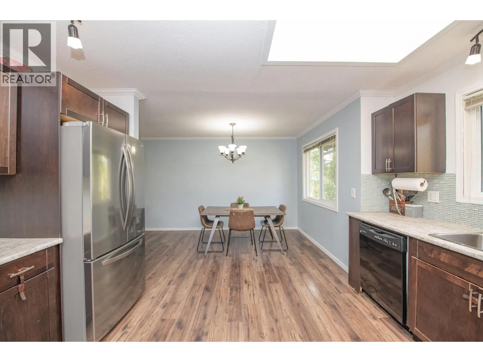 Photo 5 of 32 at 2104 20 Avenue