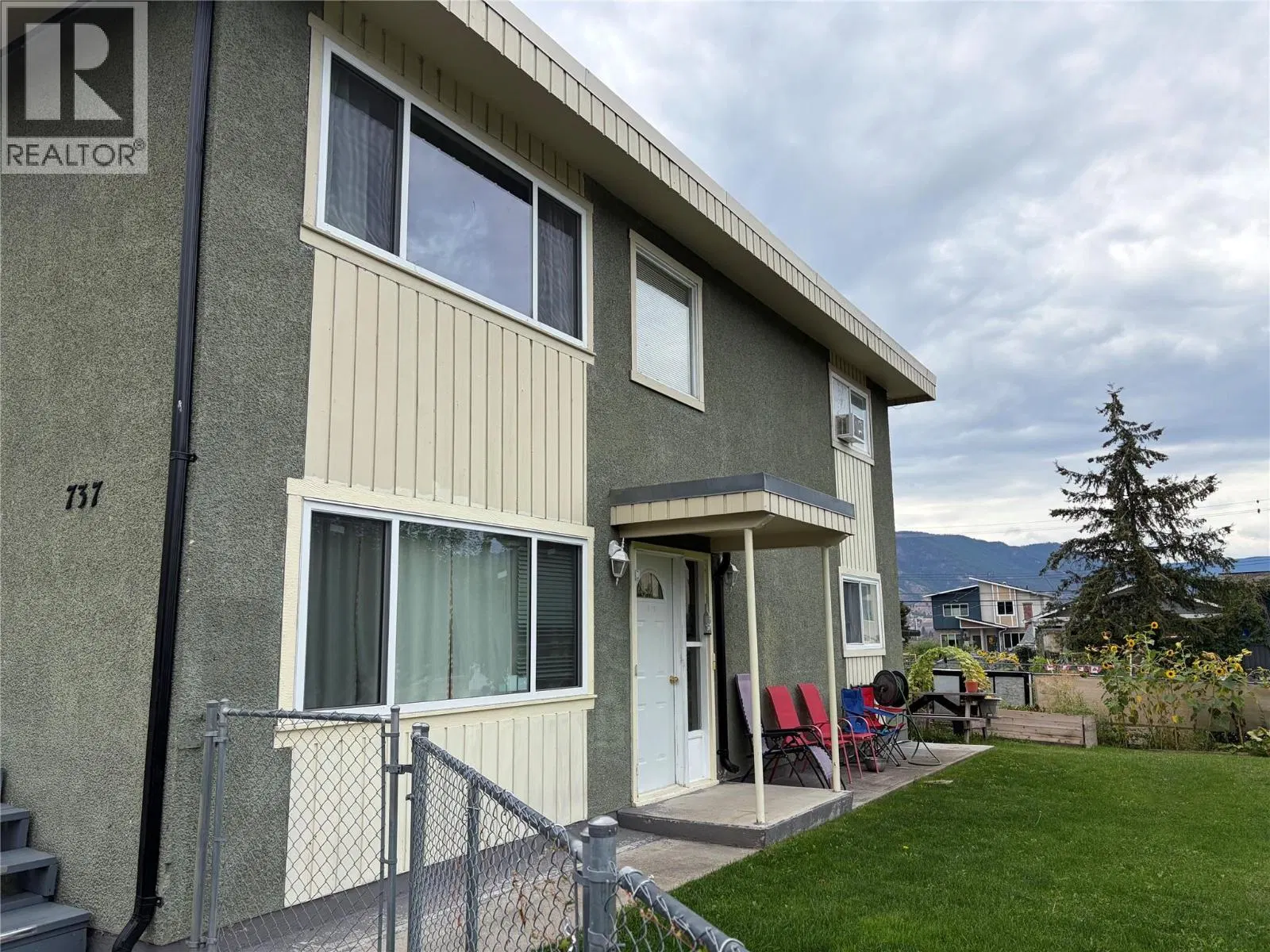 Photo 2 of 11 at 737 Ontario Street