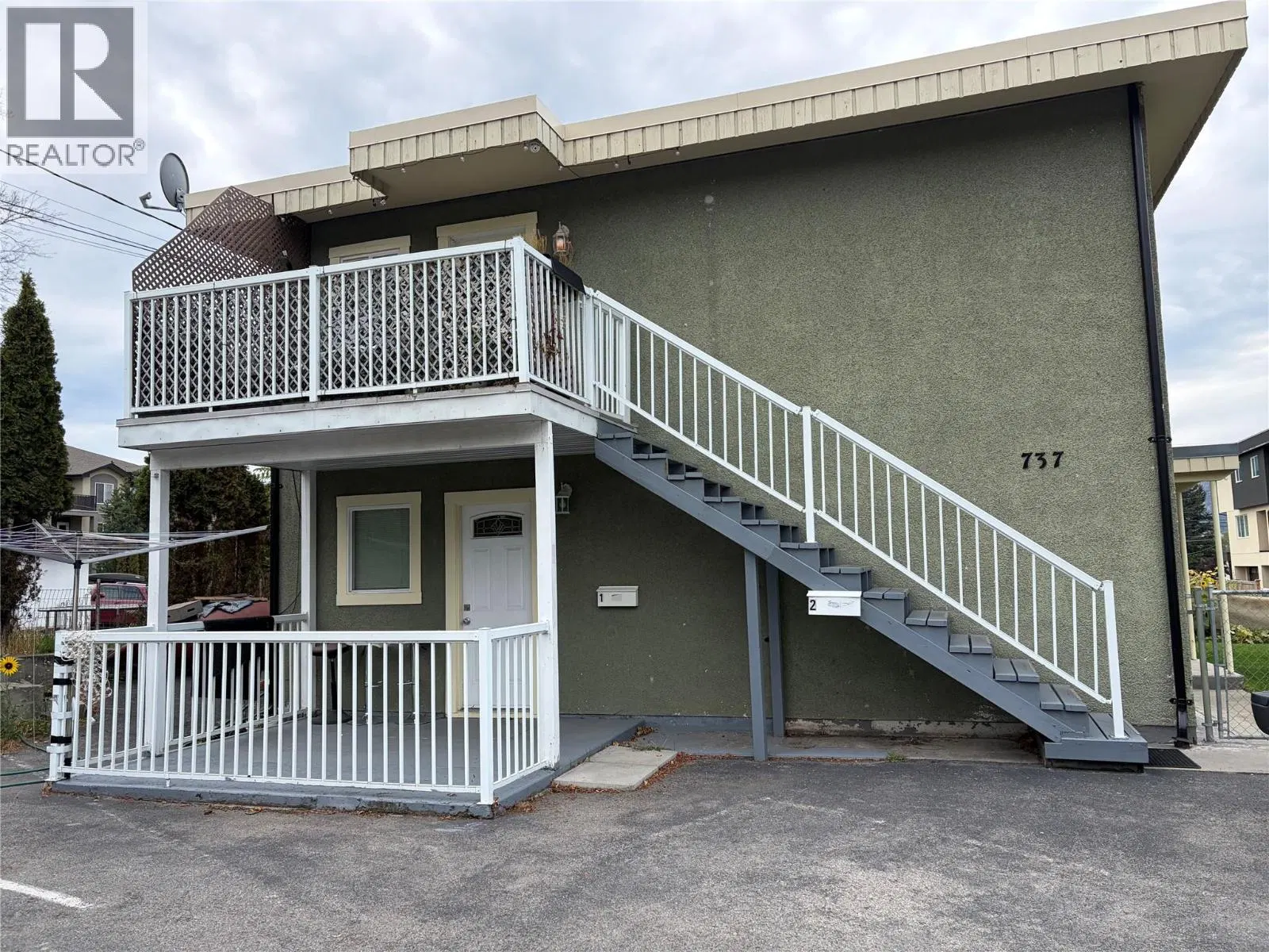 Photo 3 of 11 at 737 Ontario Street