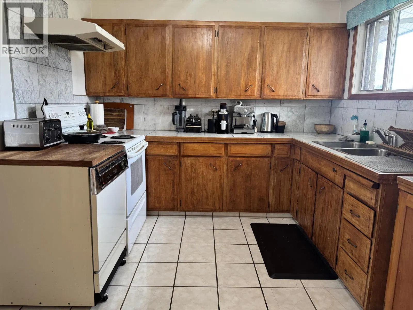 Photo 5 of 36 at 4020 1ST Avenue