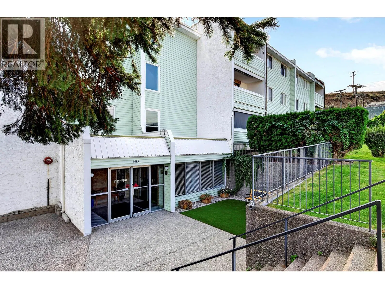 #302 – 1085 12th Avenue
