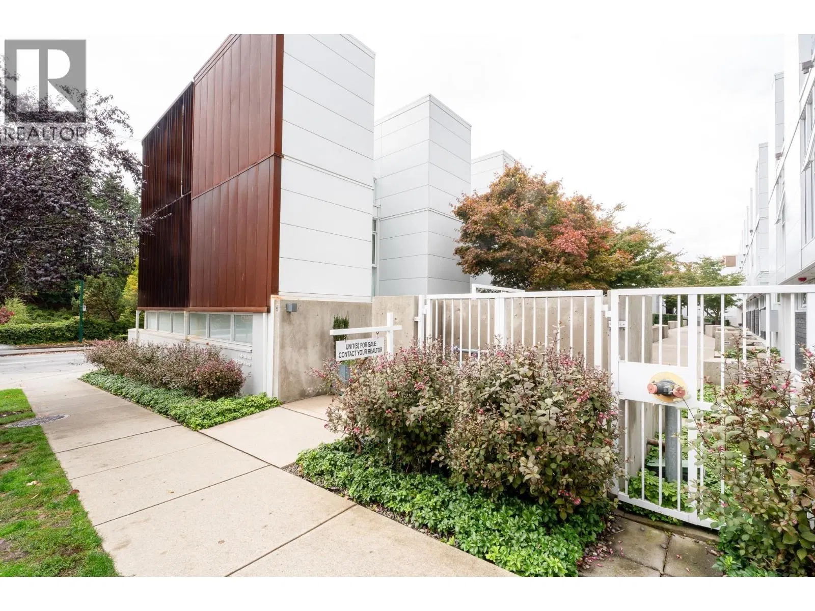 Photo 1 of 14 at 2208 WILLOW Street