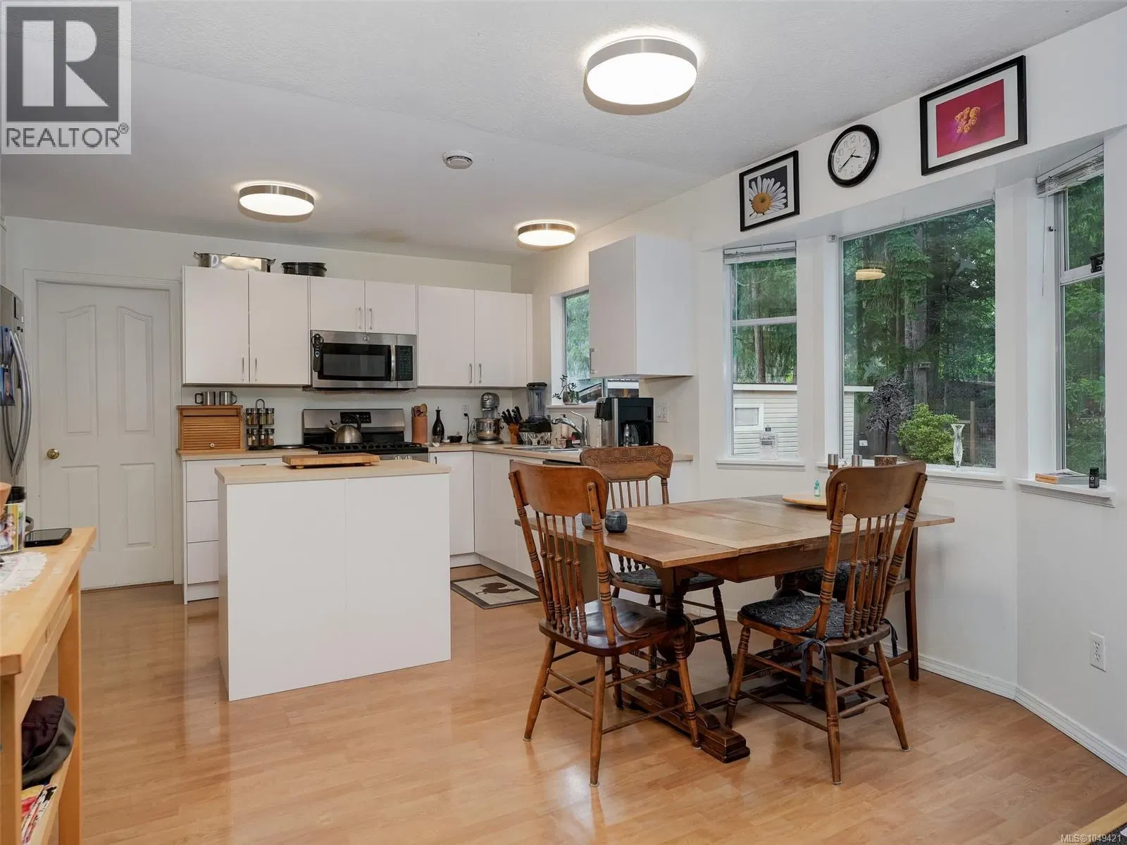 Photo 5 of 35 at 2369 Robertson Street
