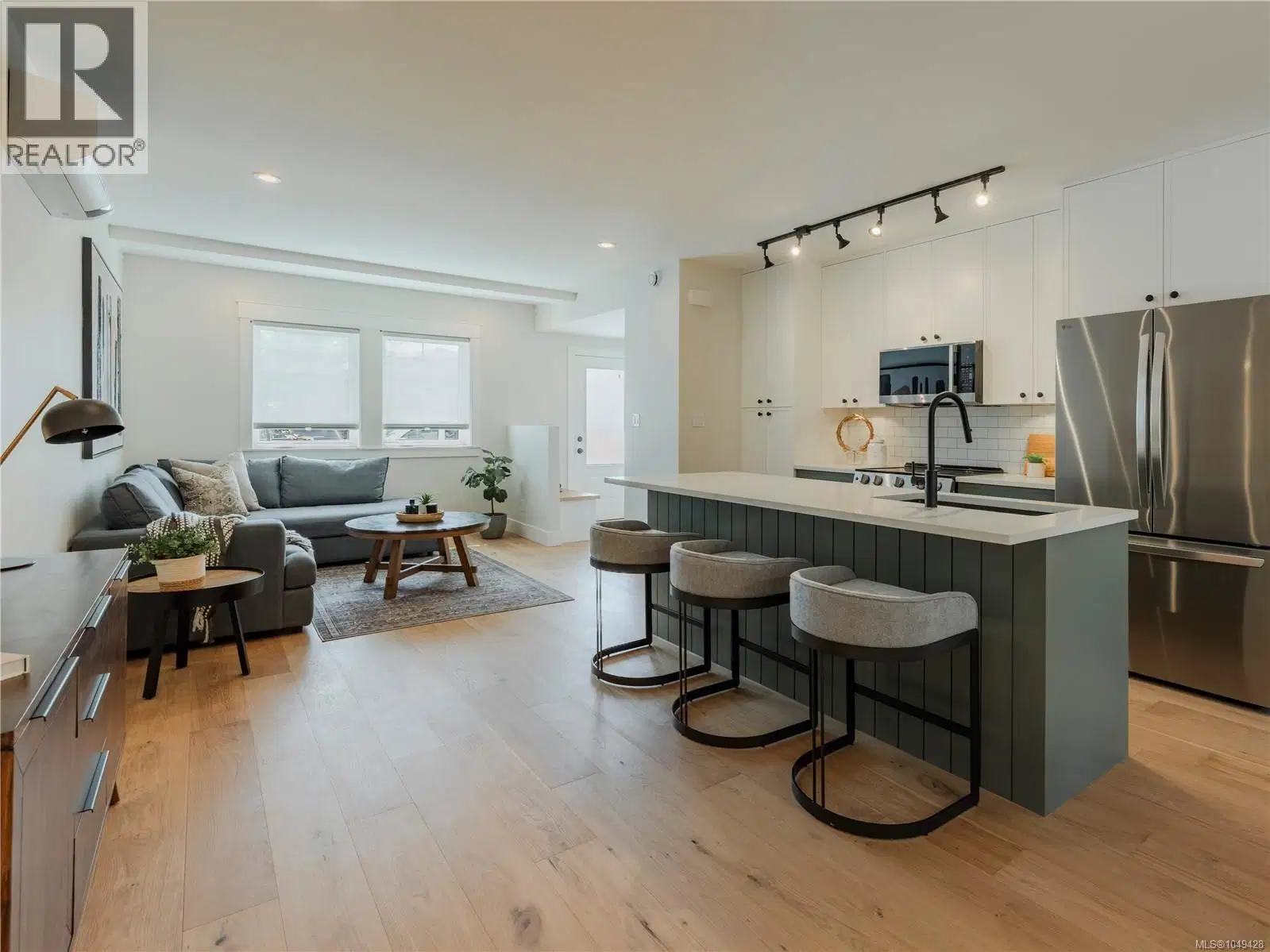 #4 – 1830 Allenby Street