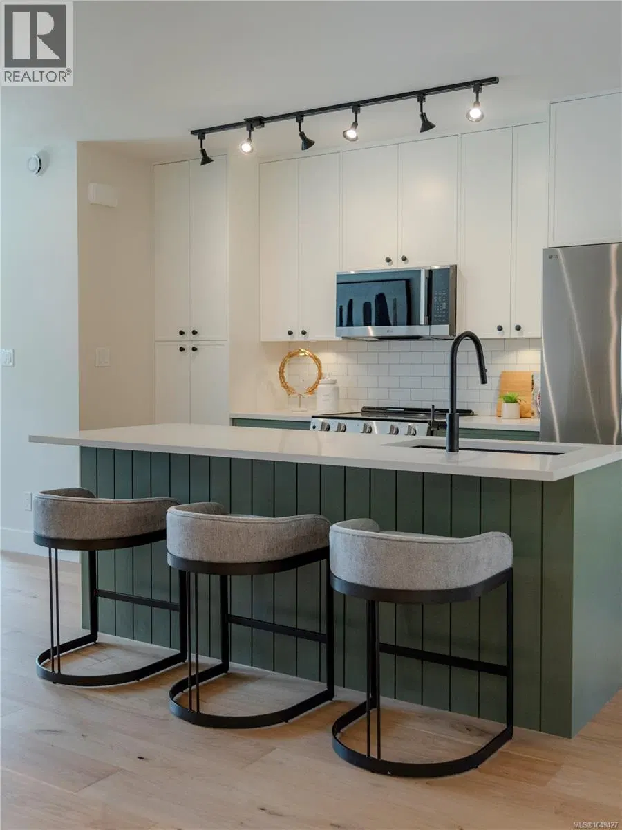 Photo 3 of 21 at #3 – 1830 Allenby Street