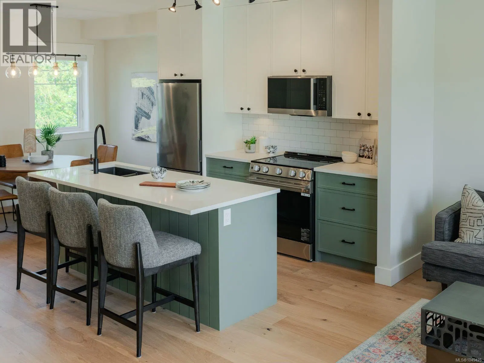 Photo 3 of 19 at #2 – 1830 Allenby Street