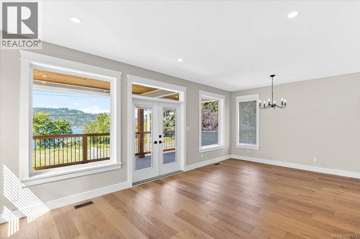 Photo 3 of 90 at 2978 Kingsway Avenue