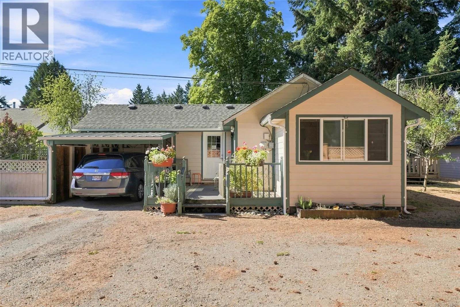 Photo 5 of 93 at 611 Pioneer Crescent