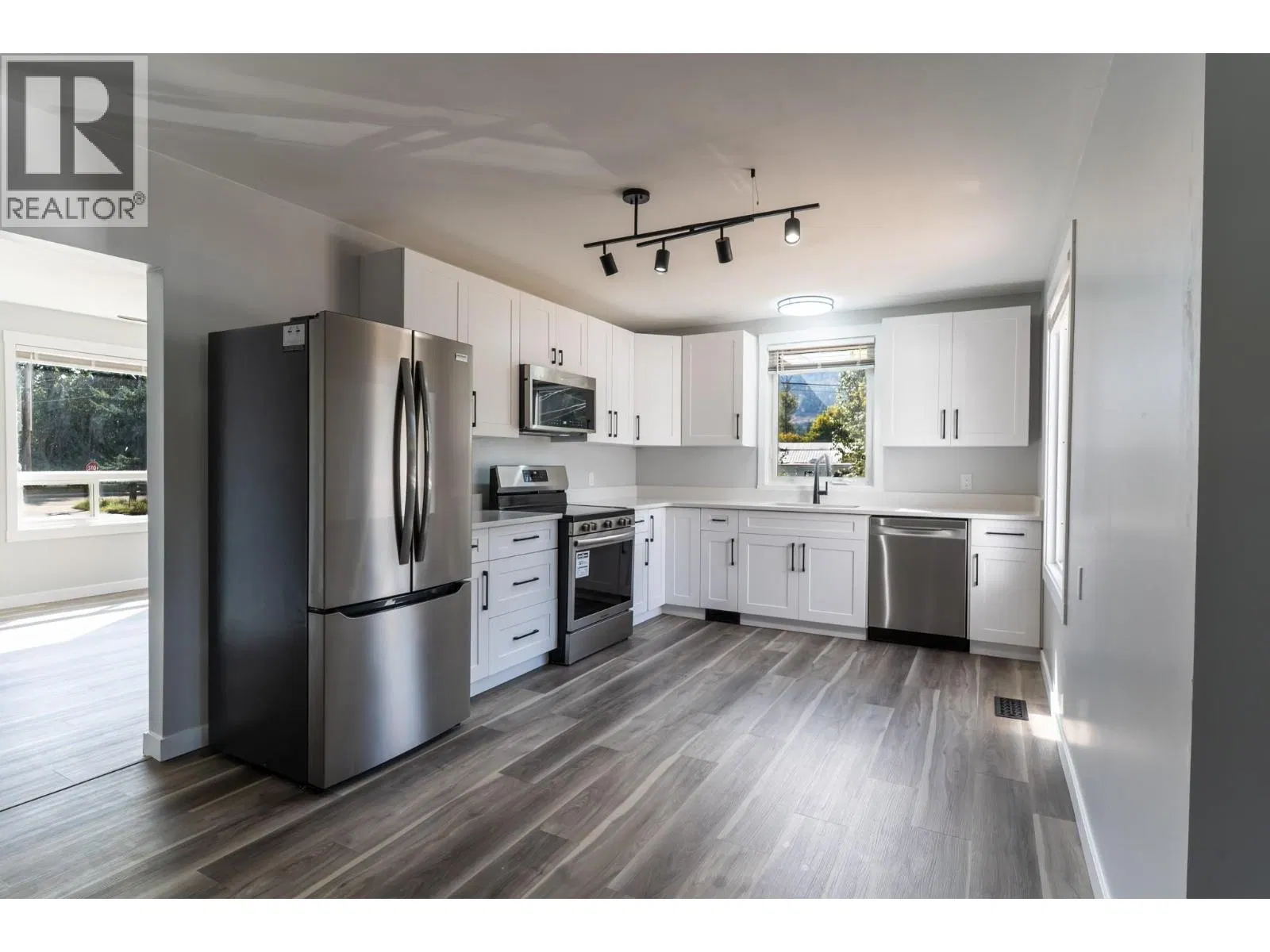 Photo 2 of 46 at 2323 Vale Avenue