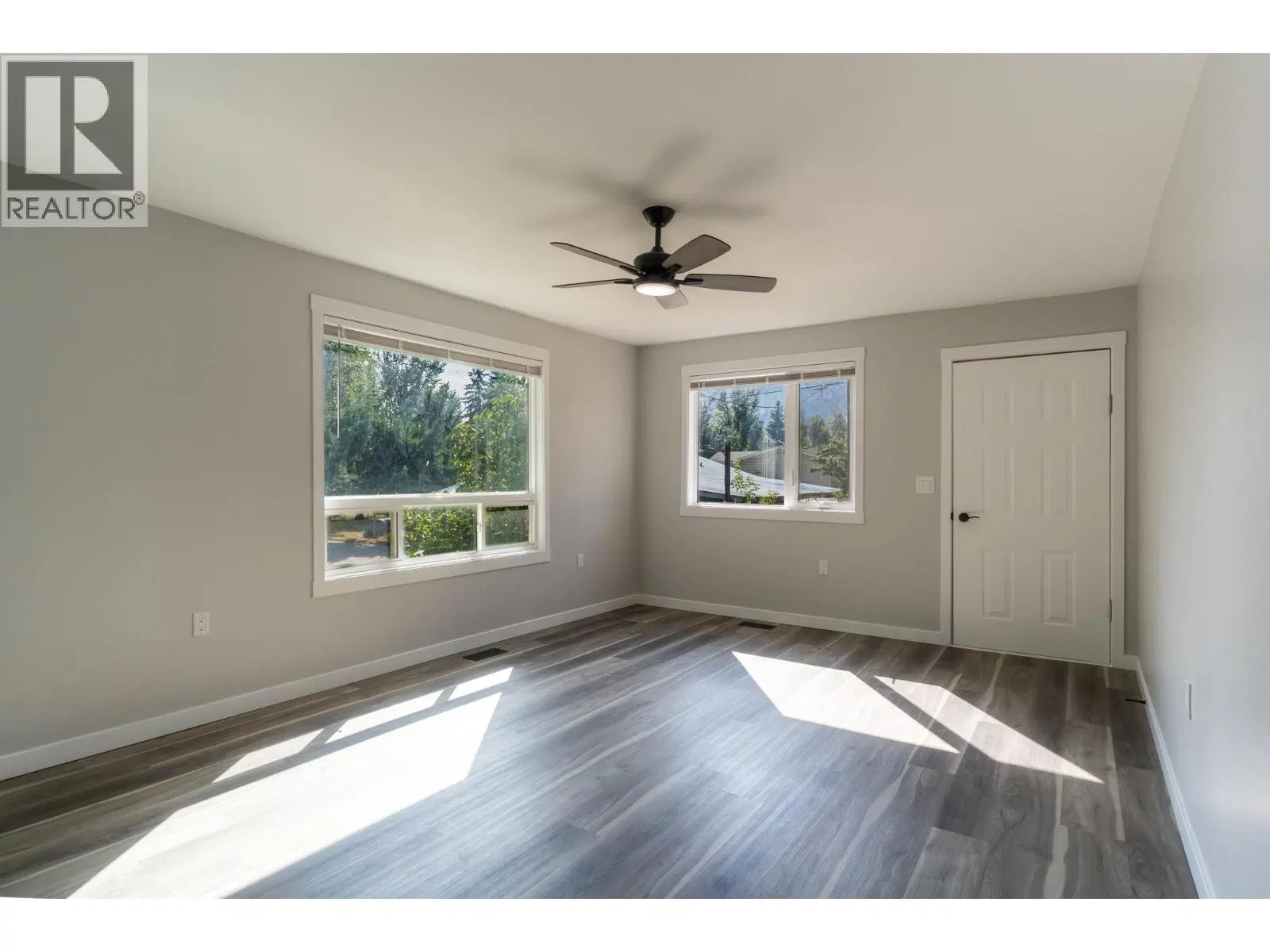 Photo 4 of 46 at 2323 Vale Avenue