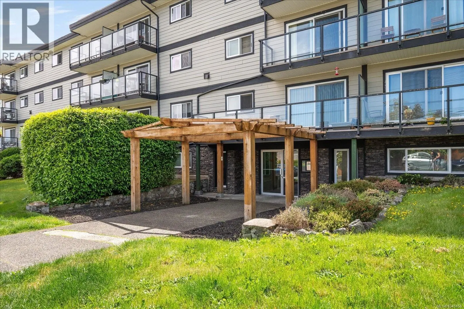 Photo 1 of 30 at #112 – 218 Bayview Avenue