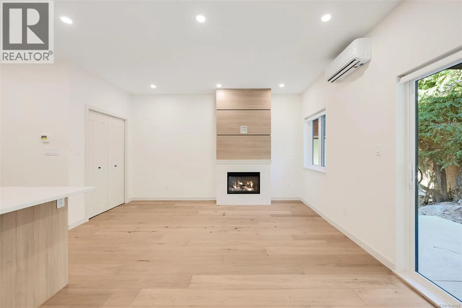 Photo 5 of 26 at #1 – 517 Foul Bay Road
