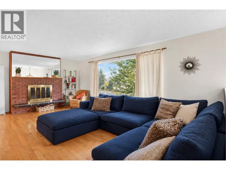 Photo 5 of 36 at 1387 Gordon Drive