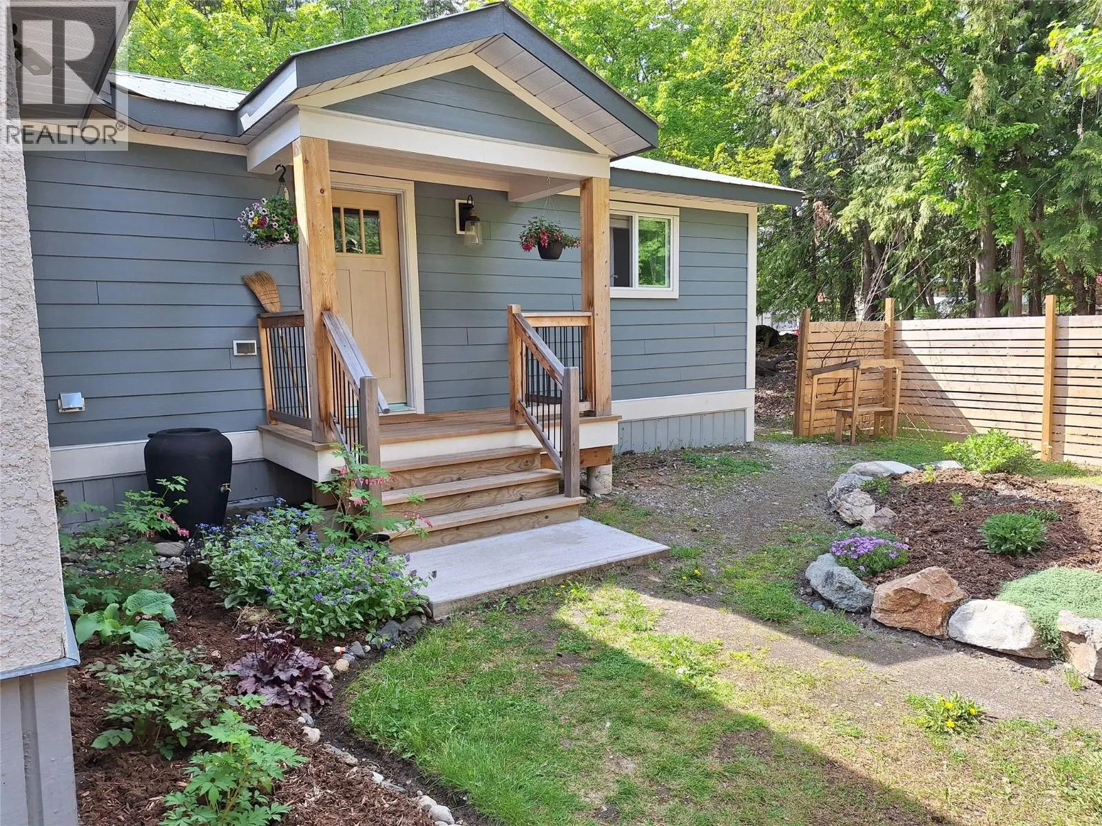 Photo 2 of 21 at 624 SLOCAN Avenue
