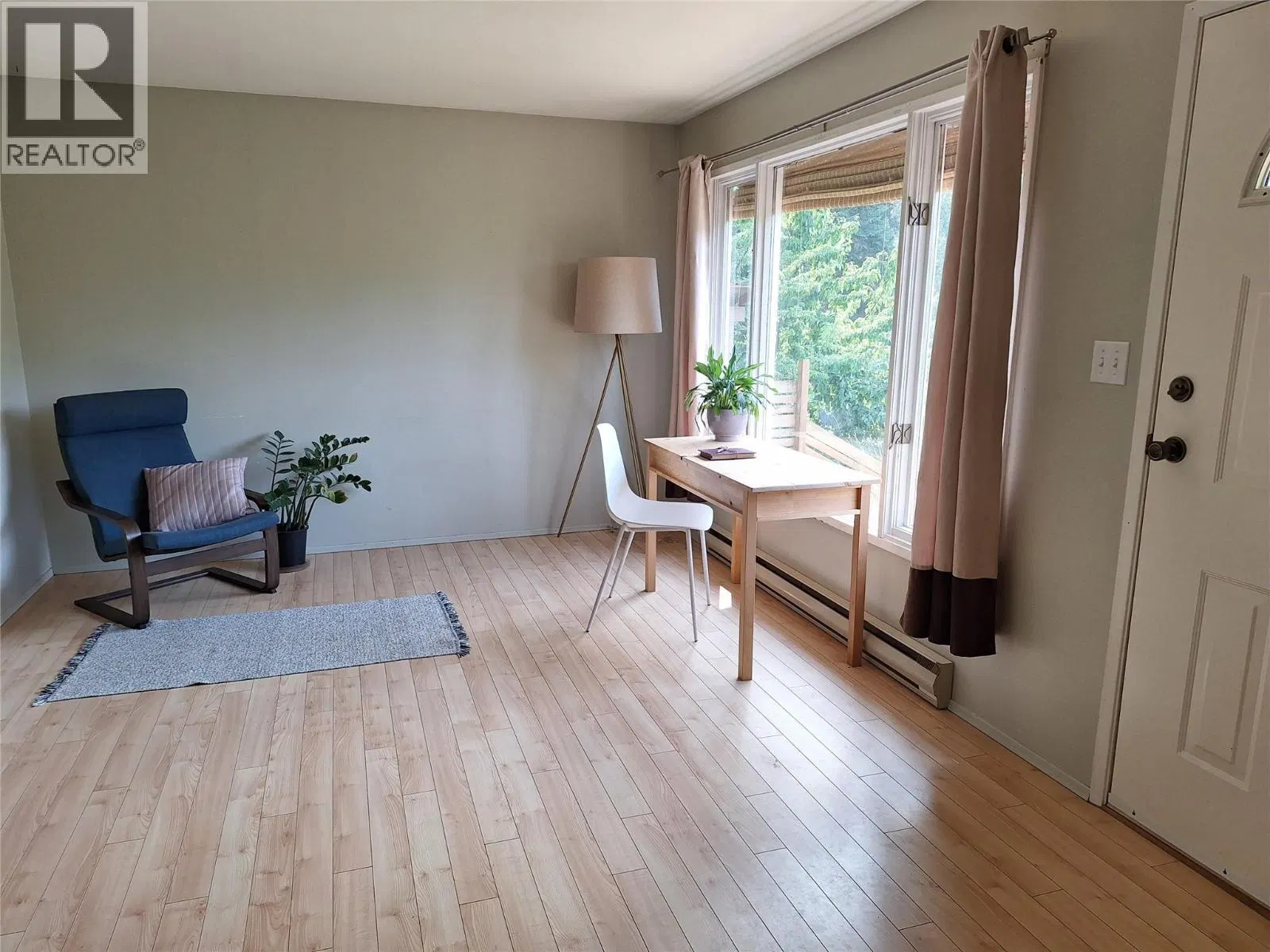 Photo 4 of 21 at 624 SLOCAN Avenue