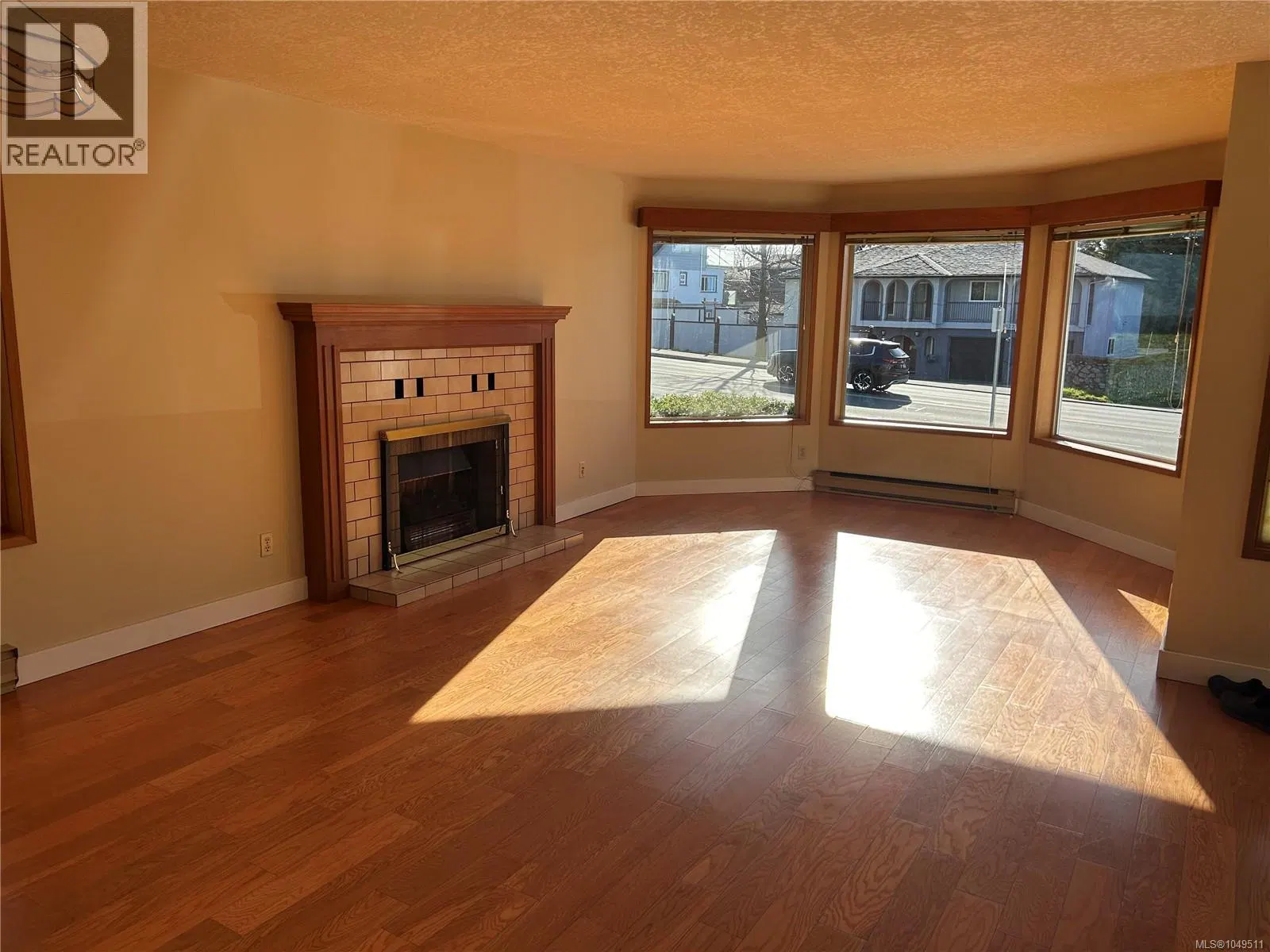 Photo 2 of 22 at 4225 Quadra Street