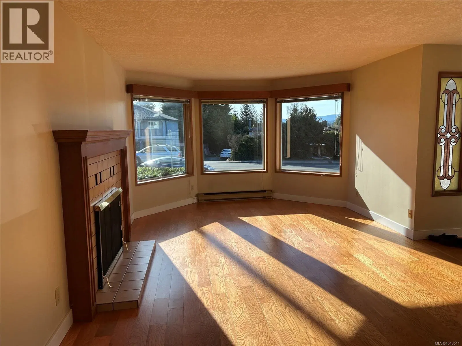 Photo 3 of 22 at 4225 Quadra Street
