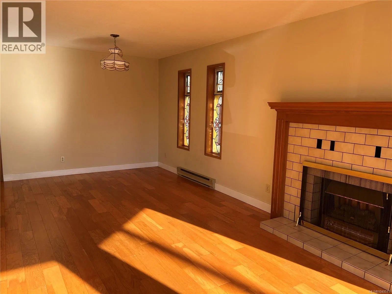 Photo 4 of 22 at 4225 Quadra Street