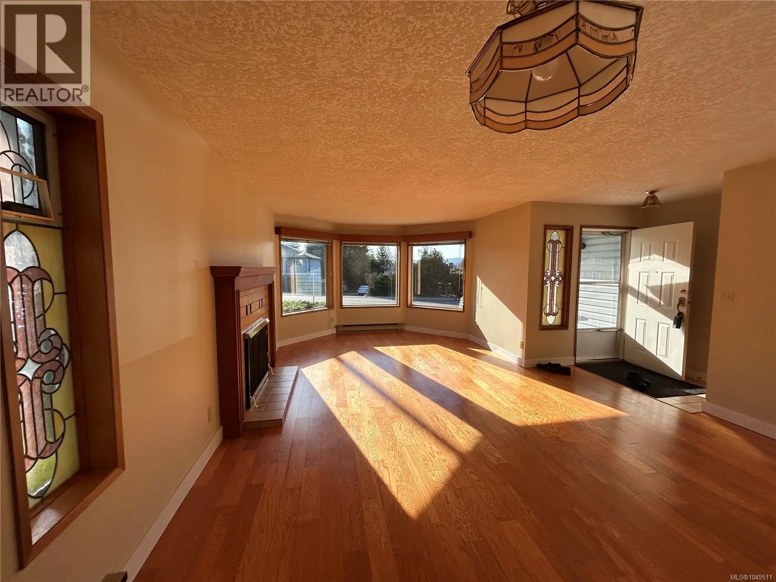 Photo 5 of 22 at 4225 Quadra Street